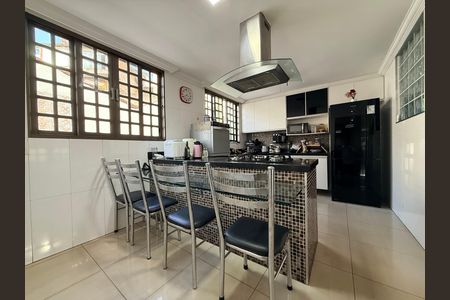 Casa à venda com 639m², 5 quartos e 4 vagas Casa à venda com 639m², 5 quartos e 4 vagasCozinha