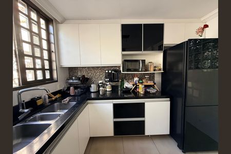 Casa à venda com 639m², 5 quartos e 4 vagas Casa à venda com 639m², 5 quartos e 4 vagasCozinha