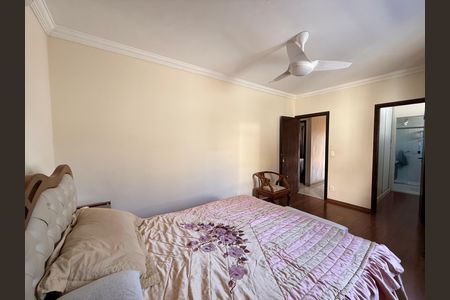 Casa à venda com 639m², 5 quartos e 4 vagas Casa à venda com 639m², 5 quartos e 4 vagasQuarto