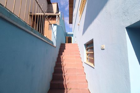 Casa para alugar com 140m², 3 quartos e 2 vagasEscada para fundos da casa