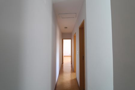Corredor entre os quartos de casa para alugar com 3 quartos, 140m² em Interlagos, São Paulo