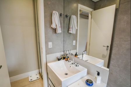 Apartamento à venda com 184m², 4 quartos e 4 vagas Apartamento à venda com 184m², 4 quartos e 4 vagasBanheiro da Suíte 2