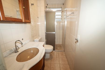 Banheiro de apartamento à venda com 1 quarto, 55m² em Floresta, Porto Alegre