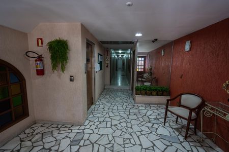 Hall de entrada de apartamento à venda com 1 quarto, 55m² em Floresta, Porto Alegre