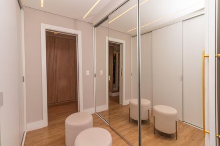 Apartamento à venda com 136m², 3 quartos e 2 vagas Apartamento à venda com 136m², 3 quartos e 2 vagasCloset da Suite 1