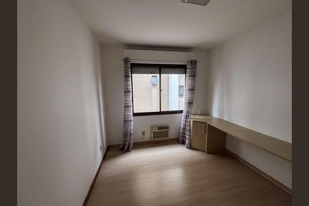 Quarto 1 de apartamento para alugar com 2 quartos, 84m² em Jardim Lindóia, Porto Alegre
