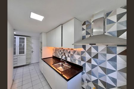 Apartamento para alugar com 172m², 4 quartos e 2 vagas Apartamento para alugar com 172m², 4 quartos e 2 vagasCozinha e Área de Serviço