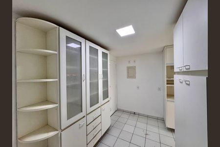 Apartamento para alugar com 172m², 4 quartos e 2 vagas Apartamento para alugar com 172m², 4 quartos e 2 vagasCozinha e Área de Serviço