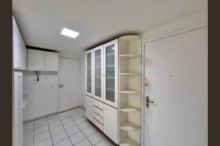 Apartamento para alugar com 172m², 4 quartos e 2 vagas Apartamento para alugar com 172m², 4 quartos e 2 vagasCozinha e Área de Serviço