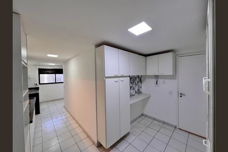 Apartamento para alugar com 172m², 4 quartos e 2 vagas Apartamento para alugar com 172m², 4 quartos e 2 vagasCozinha e Área de Serviço