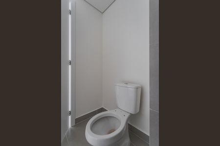 Banheiro de kitnet/studio à venda com 1 quarto, 30m² em Jardim do Salso, Porto Alegre
