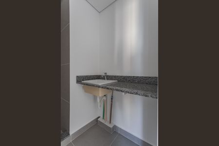 Banheiro de kitnet/studio à venda com 1 quarto, 30m² em Jardim do Salso, Porto Alegre