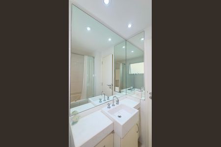 Apartamento à venda com 130m², 3 quartos e 3 vagas Apartamento à venda com 130m², 3 quartos e 3 vagasBanheiro da Suíte 1