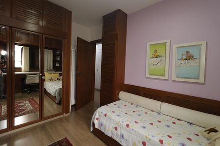 Apartamento à venda com 156m², 4 quartos e 2 vagasQuarto 2