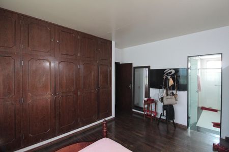 Casa à venda com 300m², 3 quartos e 4 vagasSuite