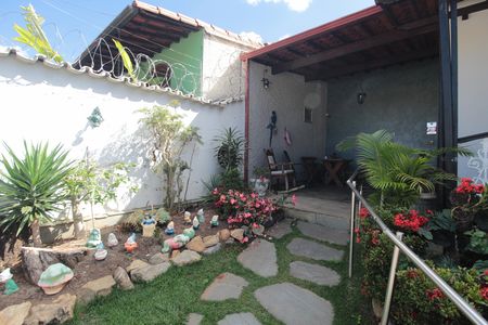 Área Externa de casa à venda com 3 quartos, 300m² em São José, Belo Horizonte