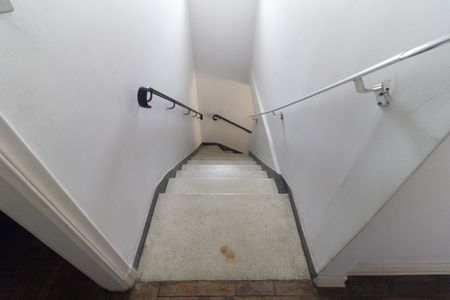 Casa para alugar com 224m², 3 quartos e 1 vaga Casa para alugar com 224m², 3 quartos e 1 vagaEscada