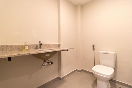 Banheiro social de apartamento à venda com 3 quartos, 85m² em Cambuí, Campinas