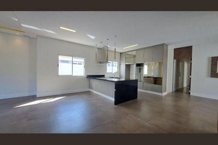 Casa à venda com 325m², 3 quartos e 4 vagas