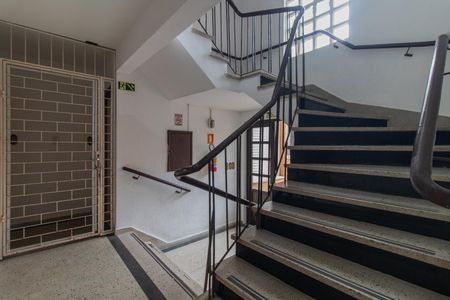 Apartamento para alugar com 55m², 1 quarto e sem vaga Apartamento para alugar com 55m², 1 quarto e sem vagaEscada