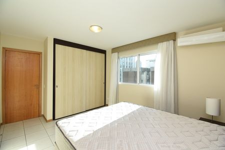 Suíte de apartamento para alugar com 1 quarto, 57m² em Centro, Curitiba