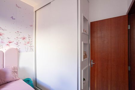 Quarto de casa de condomínio à venda com 2 quartos, 58m² em Nacional, Contagem