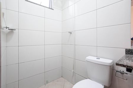 Banheiro da suíte de casa de condomínio à venda com 2 quartos, 58m² em Nacional, Contagem