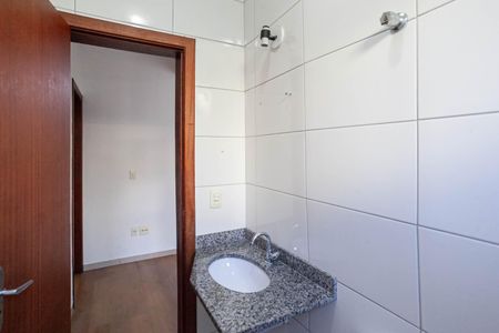 Casa de condomínio à venda com 58m², 2 quartos e 1 vaga Casa de condomínio à venda com 58m², 2 quartos e 1 vagaBanheiro social