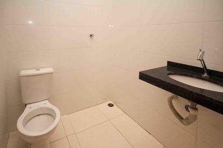 Casa para alugar com 68m², 2 quartos e 2 vagas Casa para alugar com 68m², 2 quartos e 2 vagasBanheiro da Suite 02