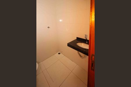 Casa para alugar com 68m², 2 quartos e 2 vagas Casa para alugar com 68m², 2 quartos e 2 vagasBanheiro da Suite 02