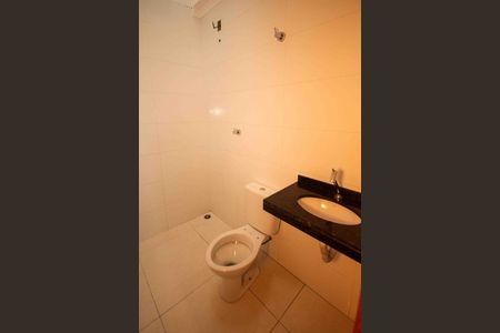 Casa para alugar com 68m², 2 quartos e 2 vagas Casa para alugar com 68m², 2 quartos e 2 vagasBanheiro da Suite