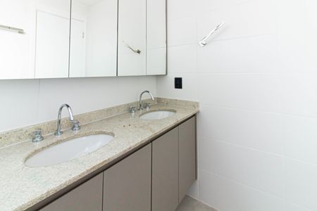 Apartamento à venda com 105m², 2 quartos e 2 vagas Apartamento à venda com 105m², 2 quartos e 2 vagasBanheiro da Suíte 1