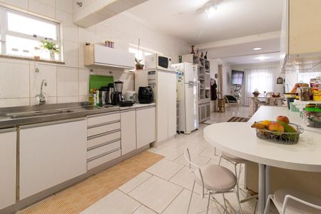 Casa à venda com 270m², 4 quartos e 5 vagas Casa à venda com 270m², 4 quartos e 5 vagasCozinha - Armários