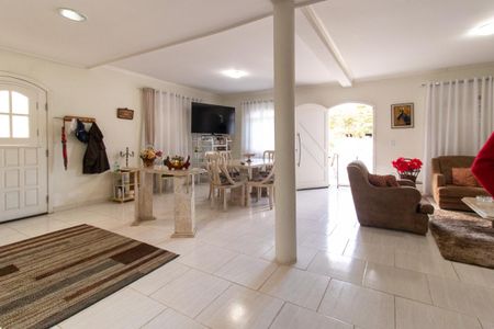 Casa à venda com 270m², 4 quartos e 5 vagas Casa à venda com 270m², 4 quartos e 5 vagasSala