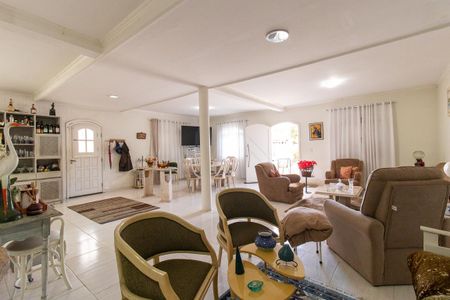 Casa à venda com 270m², 4 quartos e 5 vagas Casa à venda com 270m², 4 quartos e 5 vagasSala