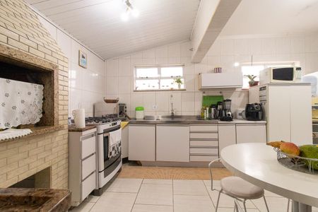 Casa à venda com 270m², 4 quartos e 5 vagas Casa à venda com 270m², 4 quartos e 5 vagasCozinha - Armários