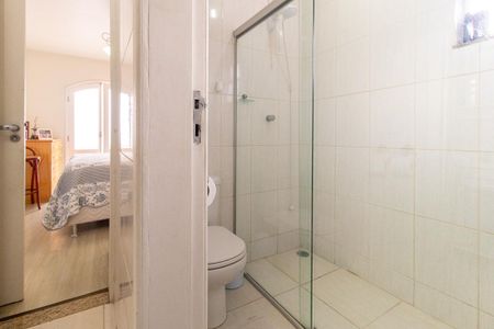 Casa à venda com 270m², 4 quartos e 5 vagas Casa à venda com 270m², 4 quartos e 5 vagasBanheiro da Suíte 2