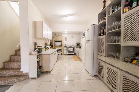Casa à venda com 270m², 4 quartos e 5 vagas Casa à venda com 270m², 4 quartos e 5 vagasCozinha - Armários