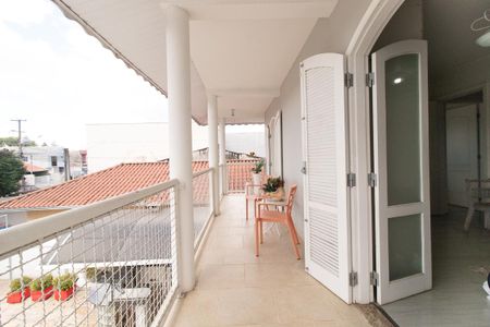 Casa à venda com 270m², 4 quartos e 5 vagas Casa à venda com 270m², 4 quartos e 5 vagasVaranda