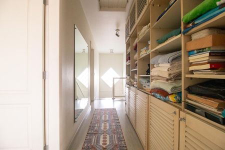 Casa à venda com 270m², 4 quartos e 5 vagas Casa à venda com 270m², 4 quartos e 5 vagasCorredor