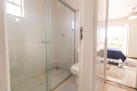 Casa à venda com 270m², 4 quartos e 5 vagas Casa à venda com 270m², 4 quartos e 5 vagasBanheiro 1