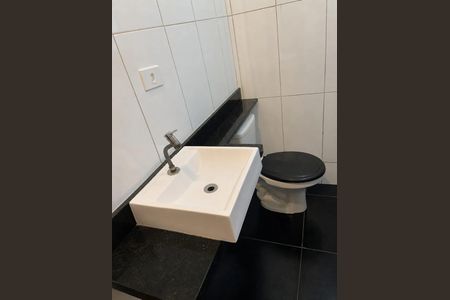 Banheiro de casa para alugar com 1 quarto, 60m² em Jardim Keralux, São Paulo