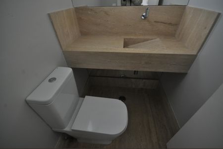 Casa de condomínio à venda com 240m², 3 quartos e 3 vagasLavabo