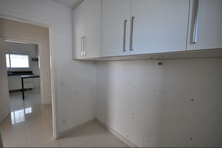 Casa de condomínio à venda com 240m², 3 quartos e 3 vagasQuarto de serviço