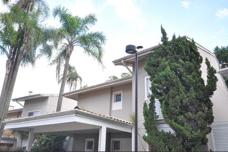 Casa de condomínio à venda com 240m², 3 quartos e 3 vagasFachada