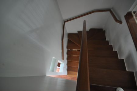 Casa de condomínio à venda com 240m², 3 quartos e 3 vagasEscada