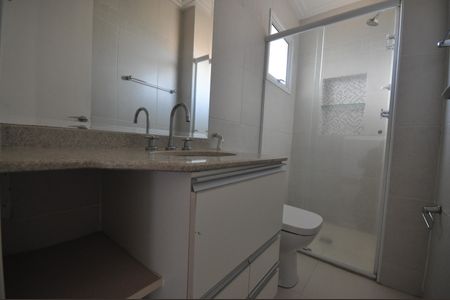Casa de condomínio à venda com 240m², 3 quartos e 3 vagasBanheiro da Suíte 1