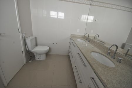 Casa de condomínio à venda com 240m², 3 quartos e 3 vagasBanheiro da Suíte 2