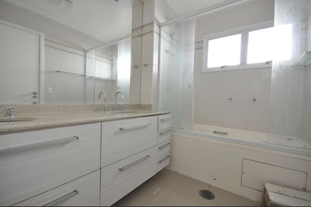 Casa de condomínio à venda com 240m², 3 quartos e 3 vagasBanheiro da Suíte 2