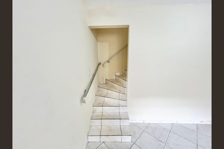 Casa para alugar com 117m², 4 quartos e 2 vagas Casa para alugar com 117m², 4 quartos e 2 vagasEscada